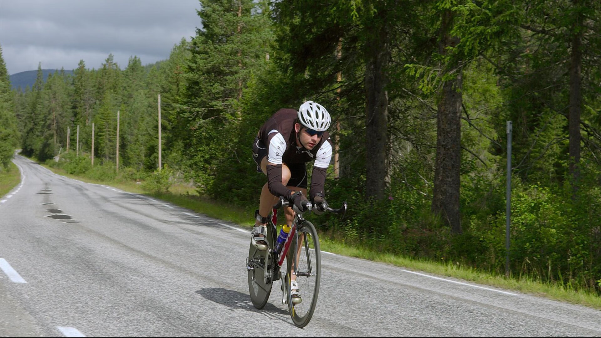 户外拓展“荒野搭建庇护所”评分赛 按安全与稳固打分
